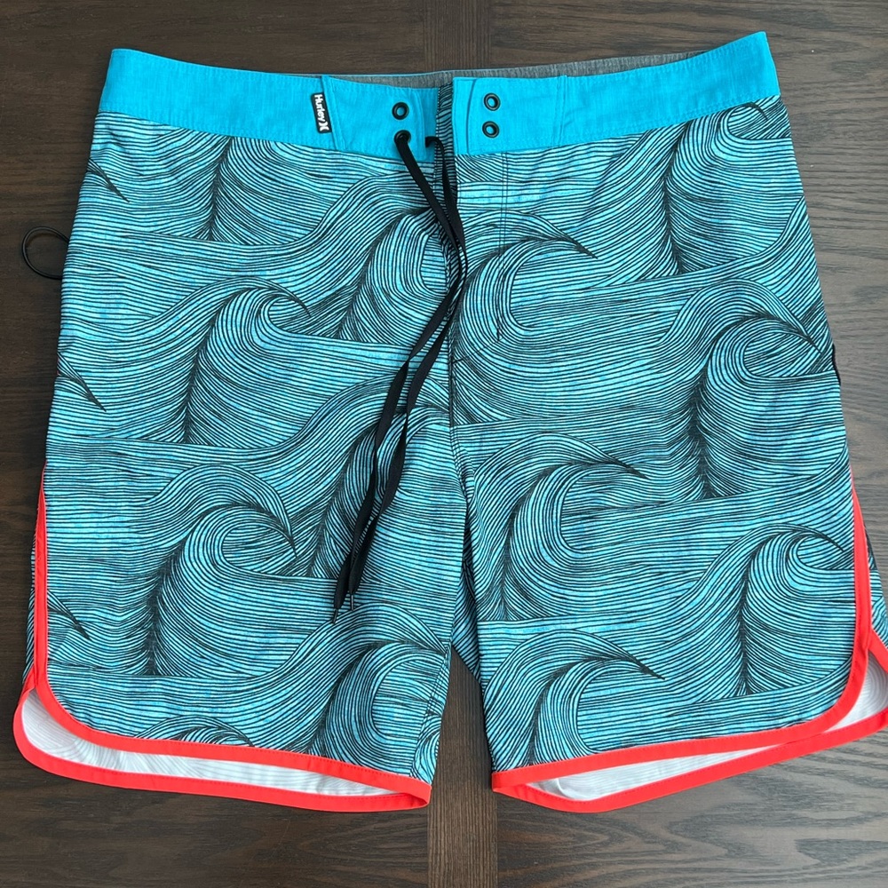 Men’s size 32 Hurley swim shorts 🩳.